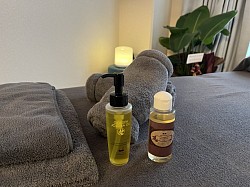 グレードの高いホホバオイルとセサミオイルをハンドとフットに使ってます。