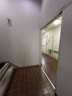 廊下の突き当たり左が階段。右に進むと左手にエレベーターがあります。