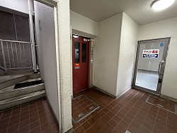 左が階段。中央がエレベーター。右は空き店舗。