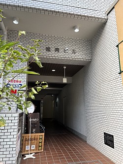 マンション入り口。こちらをまっすぐ奥までお進みください。