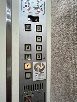 レトロな雰囲気のエレベーターで２階へ。
